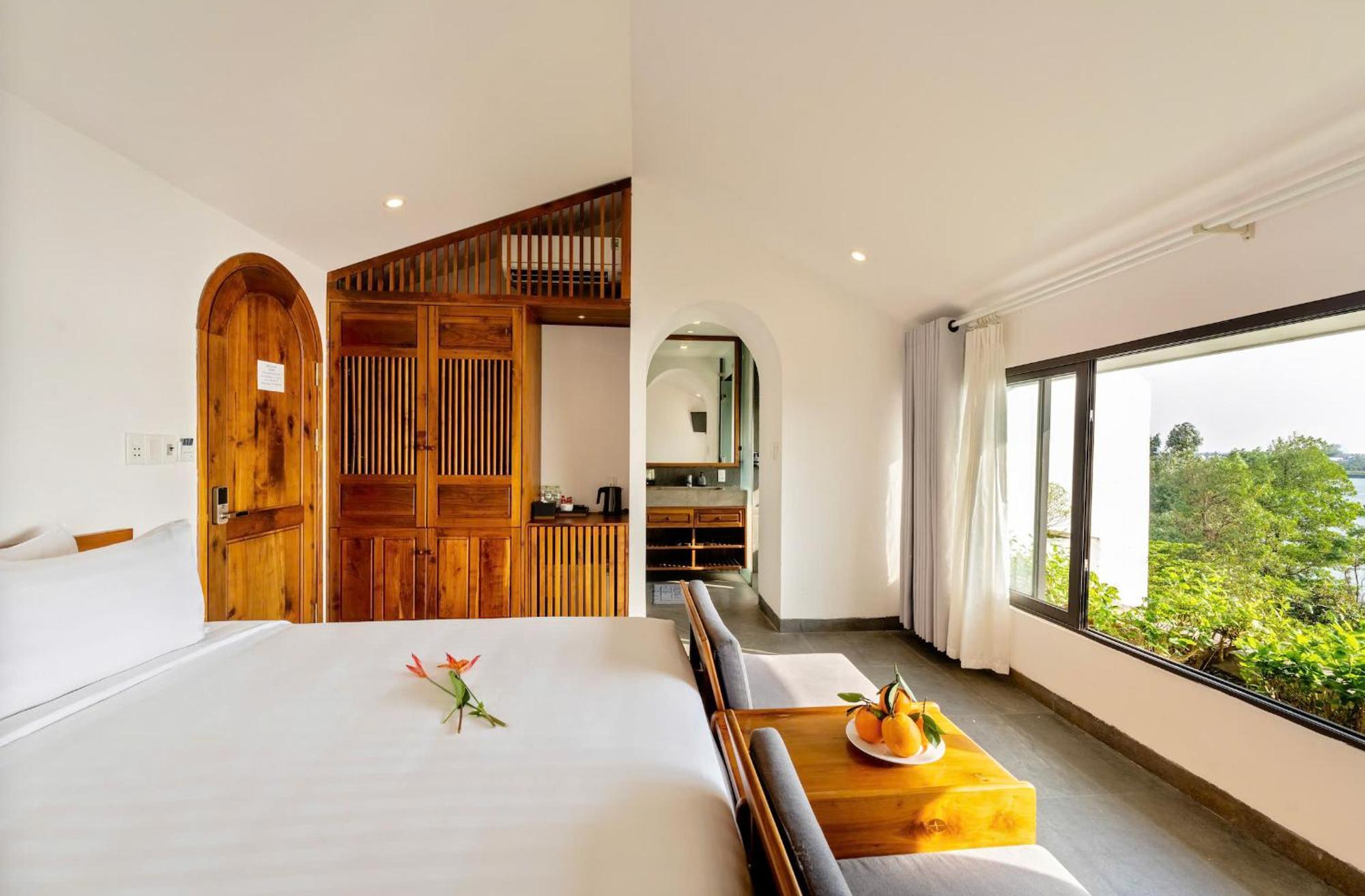 Serene Riverside Hotel Хойан Экстерьер фото